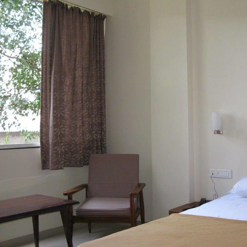 Oyo 1194 Hotel Gulmohr Pune Ngoại thất bức ảnh