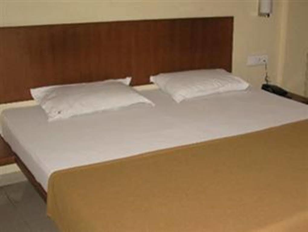 Oyo 1194 Hotel Gulmohr Pune Ngoại thất bức ảnh